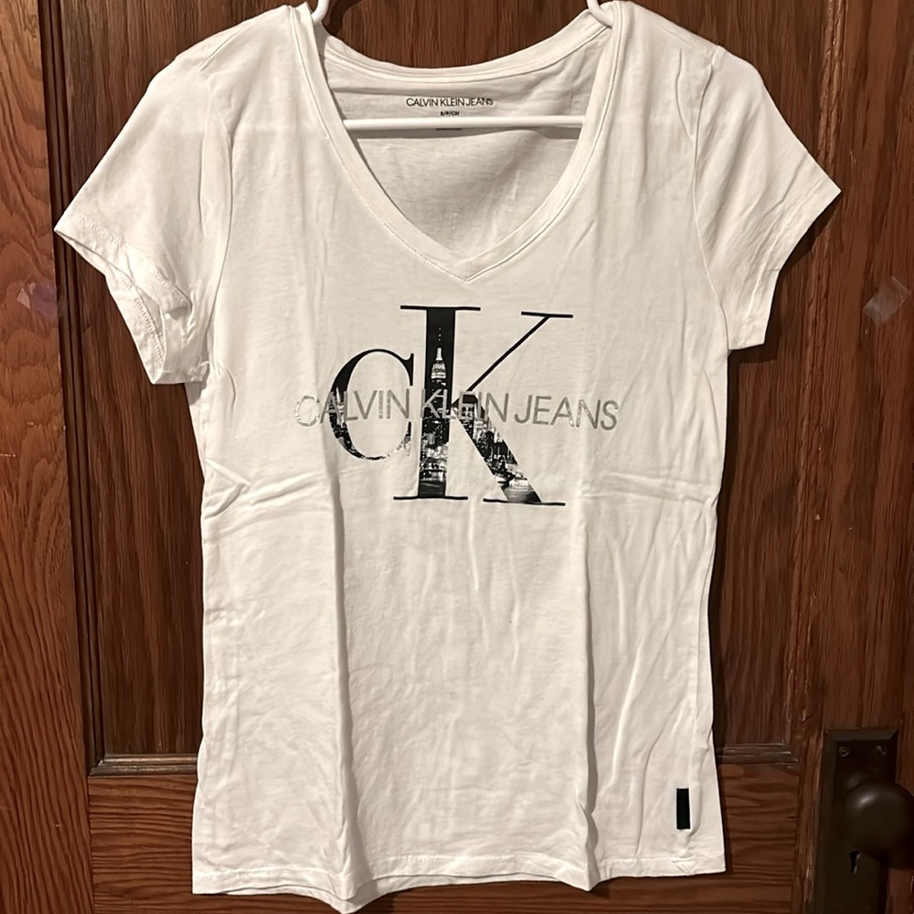 Pre-loved. White Calvin Klein Women’s T Shirt. Size SM, short sleeved.